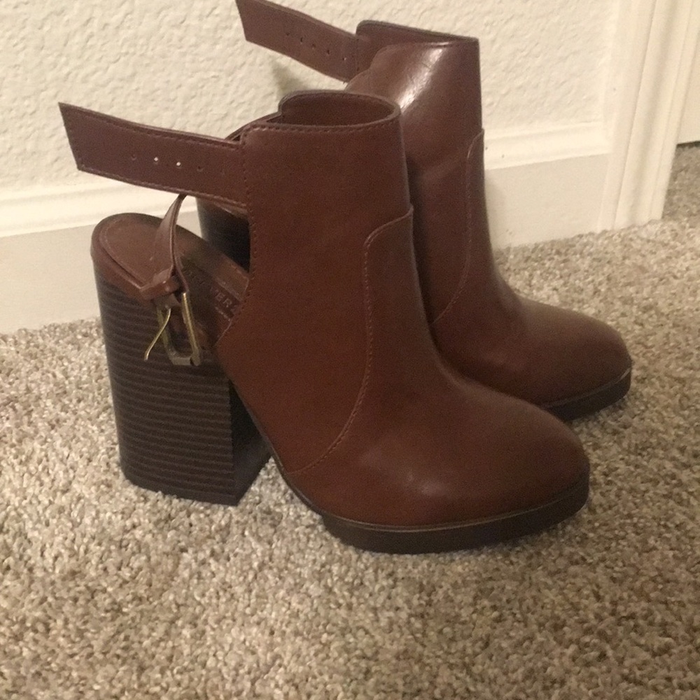 Brown heeled booty